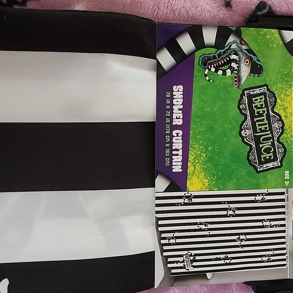 NWT WARNER BROS. BETTLEJUICE SHOWER CURTAIN 💚🖤🤍